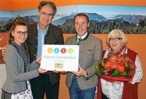 Im wahrsten Sinne des Wortes eine ausgezeichnete Barrierefreiheit: (von links) Tourist-Info-Mitarbeiterin Corinna Sperger, Bürgermeister Peter Solnar, Tourist-Info-Leiter Herbert Reiter und die Behindertenbeauftragte Margarete Getto freuen sich über das Zertifikat. Foto re