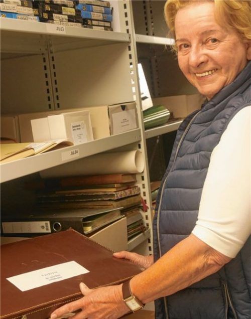 In ihrer „Schatzkammer“: Ilse Goßner im Archiv mit einem Koffer aus dem Nachlass von Monsignore Röck, dem ehemaligen Kaplan der Schlosskapelle. Foto Kirchner