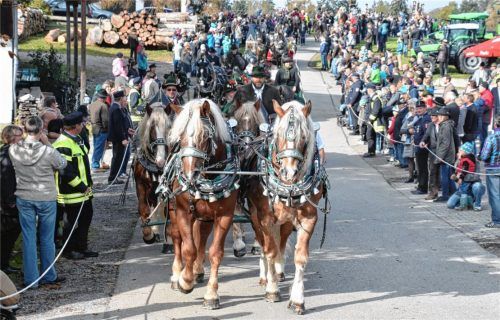 In Leonhardspfunzen – das Bild stammt von 2016 – findet jedes Jahr einer der größten Umritte in der Region statt.