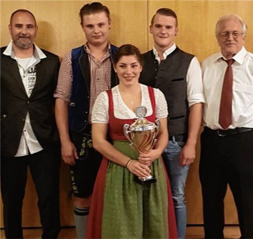 Innungsobermeister Christian Leithner (links) und Franz Hable (rechts), der Vorsitzende des Prüfungsausschusses, zeichneten die Innungsbesten Magdalena Kirchhuber, Andreas Posch und Sebastian Gebhardt aus.Foto Ruprecht
