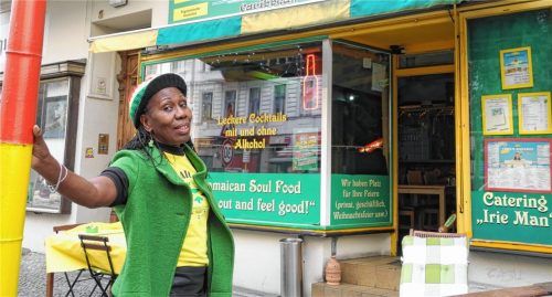 Jamaika in Berlin: Die Jamaikanerin Barbara Saltmann vor ihrem Restaurant in Berlin-Moabit – was aus der Jamaika-Koalition wird, steht indes noch in den Sternen.Foto dpa
