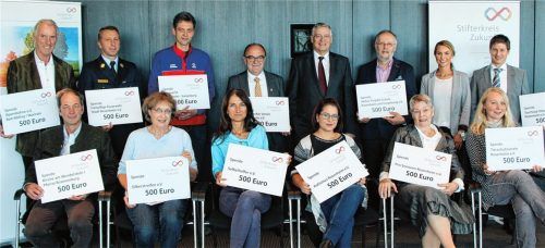 Jeweils 500 Euro übergab Alfons Maierthaler (stehend, Fünfter von links) an gemeinnützige Organisationen.Foto re