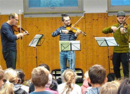 Johannes Erkes beim ersten Konzert für die Schüler aus Raubling und Neubeuern.Foto re