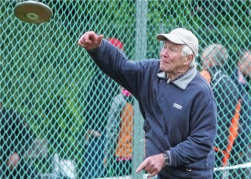 Josef Riedl vom TuS Bad Aibling siegte in Moosach zweimal bei den Senioren M85.Fotos Stuffer