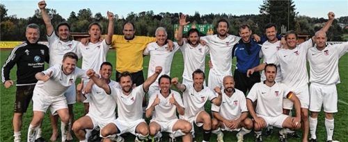 Jubel beim TSV Wasserburg und AH-Leiter Rudi Pendi, Otto Nüssle, Christian Turber, Bernhard Auer, Trainer Franz Erhart, Bastian Kückel, Alexander Huber, Johannes Kailer, Wolfgang Pechlaner, Alex Oberbauer, Walter Kern (hinten von links), Philipp Kleinschwärzer, Stefan Voit, Marco Kleinschwärzer, Stefan Hamberger, Andreas Riedl, Manfred Mayer, Wolfgang Fiedler (vorne von links); es fehlen: Matthias Würdinger, Duro Stanic, Konstantin Zitzlsperger und Benni Mleko.