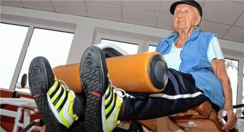 Jubilarin Friedl Glaser trimmt sich täglich im Studio. Foto amf