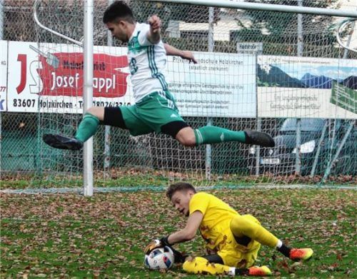 Julian Allgeier (Holzkirchen) springt fair über Traunsteins Keeper Pascal Legat (Traunstein). Foto Fehrmann