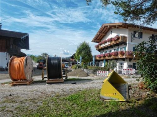 Kabelrollen und Baggerschaufel: Am Törwanger Dorfplatz wird derzeit fleißig gearbeitet. Foto hö
