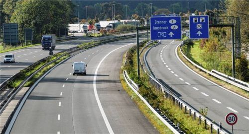 Kaum Auswirkungen gab es bei der Lkw-Blockabfertigung auf der Inntalautobahn in Richtung Österreich am Mittwoch. Kleines Bild: Bürgermeister Christian König.Fotos  hko
