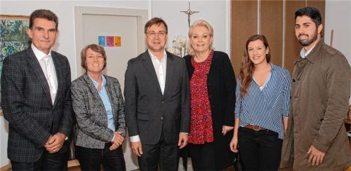 Kennenlernen im Rathaus (von rechts): Abuzar Erdogan, Vorsitzender Stadtjugendring; Sonja Gintenreiter, stellvertretende Vorsitzende des Stadtjugendrings; Oberbürgermeisterin Gabriele Bauer, Johannes Merkl, Geschäftsführer des Stadtjugendrings, Caroline Rapp, Jugendamtsleiterin, und Stadtdirektor Michael Keneder. Foto Trux