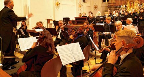 Kirchenchor und Kirchenorchester Prutting-Schwabering sang und spielte mutig im Konzert entschlossen die Buxtehude-Kantate. Foto Janka