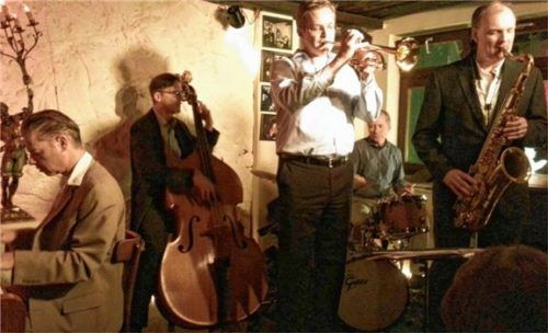 Kleine Bühne für große Musiker: Claus Koch (rechts) und seine Band The Boperators.Foto Neuffer