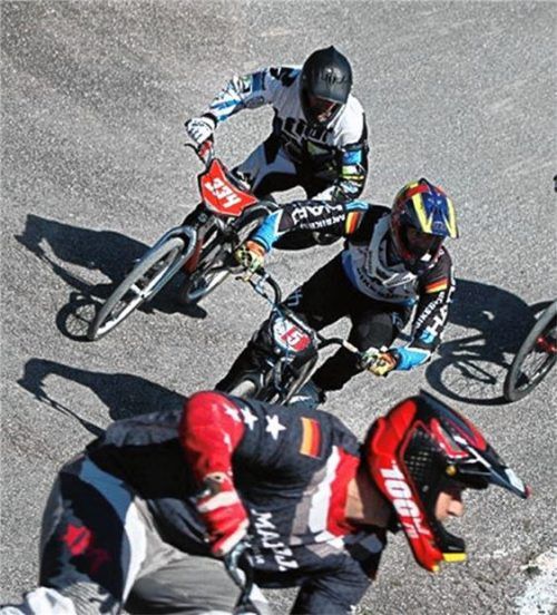 Kontinuierlich hängte Erich Grabichler (im Vordergrund) vom Maloja-BMX-Team die Konkurrenz ab und gewann erneut die diesjährige BMX-Bundesliga-Rennserie in der Gruppe Cruiser I. Foto  Renneberg