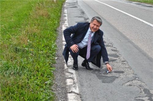 Landtagsabgeordneter Klaus Stöttner hat die Schäden an der Strecke selbst in Augenschein genommen. Foto re