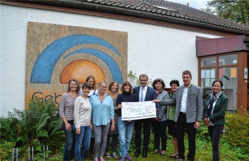 Landtagsabgeordneter Klaus Stöttner (Mitte) überreichte im Kreis der Hebammen gemeinsam mit Spender Josef Bichler und Vertreterinnen der Landfrauen Rosenheim e.V. sowie Kreisbäuerin Katharina Kern (rechts) die Spende an Claudia Kusch, Sprecherin des Geburtshauses.Foto .re