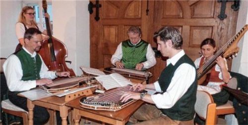 Leidenschaftliche Musik lebt – hier ein Konzert im Rahmen von „Faszination Zither“ im Grabenstätter Schloss.Foto archiv