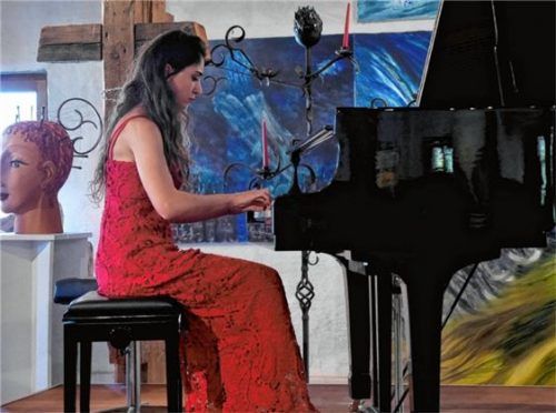 Lika Bibileishvili spielte inmitten der Kunstwerke von Antje Tesche-Mentzen. Foto Jacobi