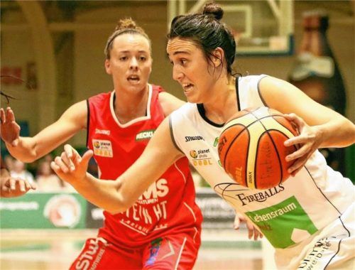 Lindsay Sherbert (rechts), hier im Duell mit Hernes Karin Kujit, erzielte 16 Punkte für Bad Aibling. Foto  Fehrmann