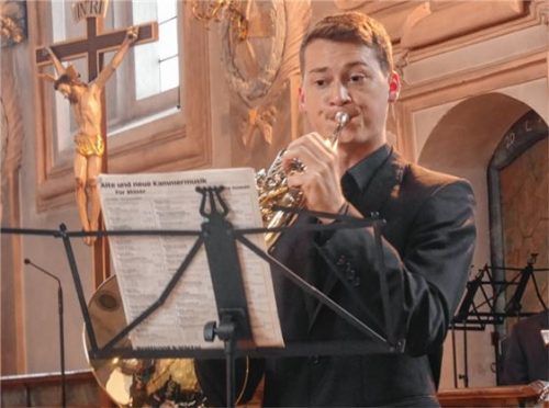 „Lokalmatador“ Rafael Benker aus Traunstein spielte Mozart. Foto Kirchner