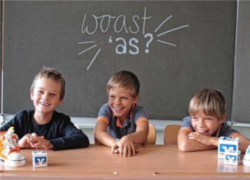 Lucas aus der 2b und die Zwillinge Andi und Micha aus der 2a haben viel Spaß beim Erklären.