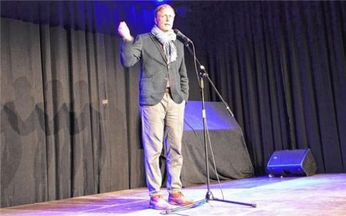 Ludwig Müller begeisterte mit Sprachakrobatik im Lokschuppen. Foto  Sieberath