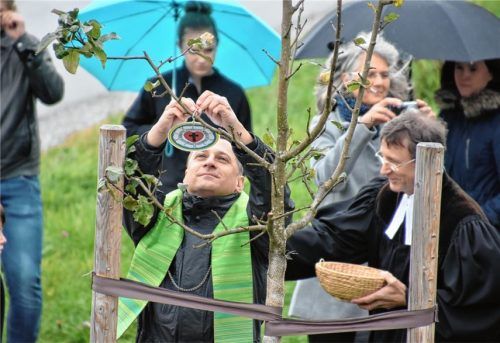 Lutherbaum der evangelischen Kirchengemeinde gesegnet