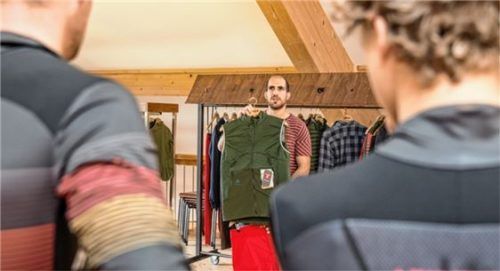 Maloja-Designer Niculin Pitsch zeigt den Athleten, wie sie die Sportkleidung kombinieren können. Fotos re
