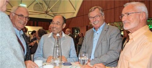 Mann spricht über Geld - die Herrenrunde täuscht darüber hinweg, dass auch viele interessierte Anlegerinnen zum Börsentag kamen.