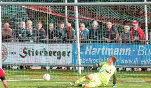 Millimeterpech: Der Strafstoß von Aleks Petrovic knallt von der Unterkante der Latte vor der Linie auf. Foto Buchholz