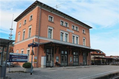 Mit dem Ankauf des Bahnhofgeländes hat die Gemeinde auch die Verantwortung für die Toiletten übernommen, die sich hinter der linken Doppeltür befinden. Foto reh