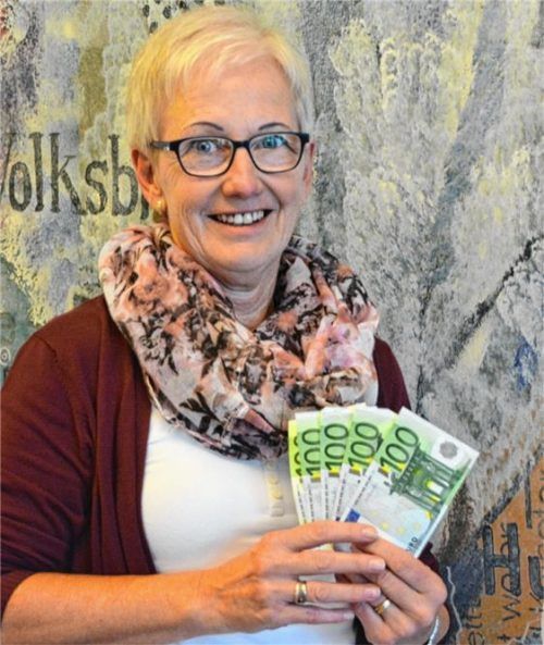 Mit dem Geldbeutel zu 500 Euro: Gerlinde Hillermaier (60) aus Stephanskirchen freut sich über ihren Gewinn, den sie für den Urlaub sparen will.Foto Maier