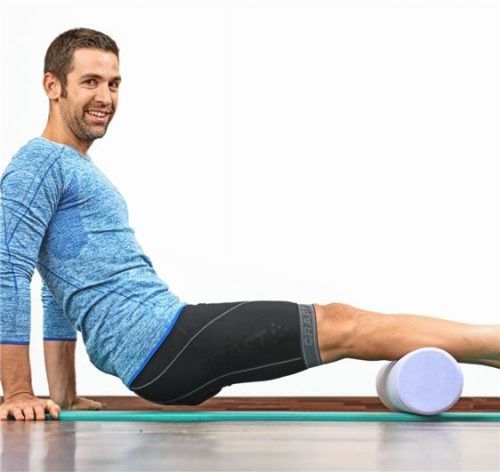 Mit der Faszienrolle lassen sich verklebte Faszien in der Wadenmuskulatur lockern und damit Wadenkrämpfe verhindern. Foto djd/Magnesium Diasporal