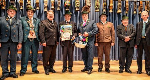 Mit Geschenken und Dankesworten wurde Michael Hinterstoißer (Vierter von links) in den Ruhestand verabschiedet. Alles Gute wünschten ihm unter anderem AVO-Vorsitzender Georg Mair, sein Stellvertreter Josef Glatz, Landwirtschaftsminister Helmut Brunner, Jakob Müller, Dritter Vorsitzender des AVO, Kassier Christian Neuner, AVO-Ehrenvorsitzender Franz Steindlmüller und Schriftführer Stefan Kloo.Foto Nitzsche