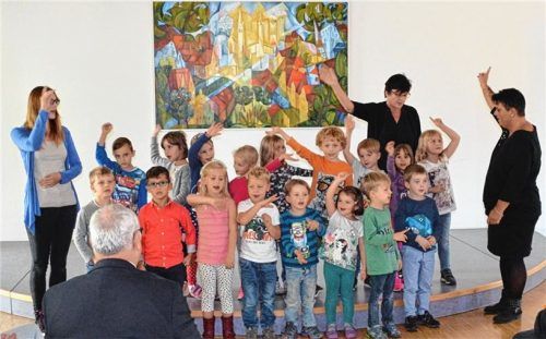 Mit Liedern leiteten die Kinder der beiden Einrichtungen die Veranstaltung ein. Fotos Sedlbauer