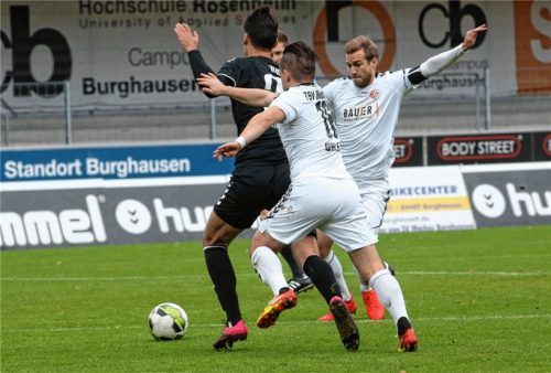 Mit vollem Engagement bekämpfen Buchbachs Maxi Hain und Patrick Walleth in dieser Szene den Burghauser Martin Holek.Foto Buchholz