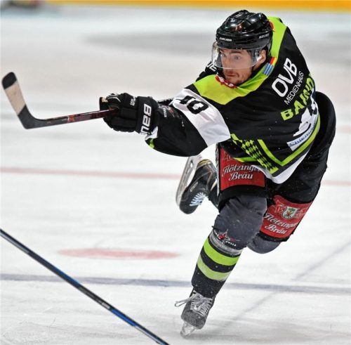 Mit Wucht und voller Konzentration in die Spiele gegen Miesbach: Michael Baindl, der heute einen neuen Sturmpartner bekommt. Foto  Ziegler