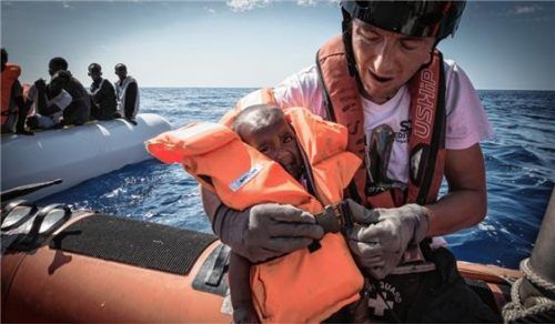 Mitarbeiter der Hilfsorganisation SOS Méditerranée retten Flüchtlinge auf dem Mittelmeer.Foto dpa