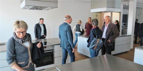 Modern, funktional und bestens auf den Unterrichtsbedarf abgestimmt sind die Fachräume im neuen Erweiterungsbau der Staatlichen Realschule Bruckmühl. Bei einem Rundgang informierten sich die geladenen Gäste, darunter Landtagsabgeordneter Otto Lederer, Bezirks- und Kreisräte, Bürgermeister aus dem Mangfalltal sowie Bruckmühler Schulleiterkollegen über den Anbau. Fotos  baumann