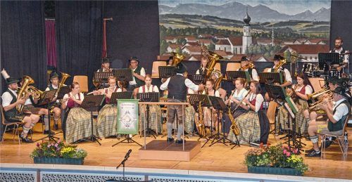 Musikalischer Gruß zum Jubiläum: die Musikkapelle Hirnsberg-Pietzing spielte im Kultursaal auf. Fotos Ammelburger