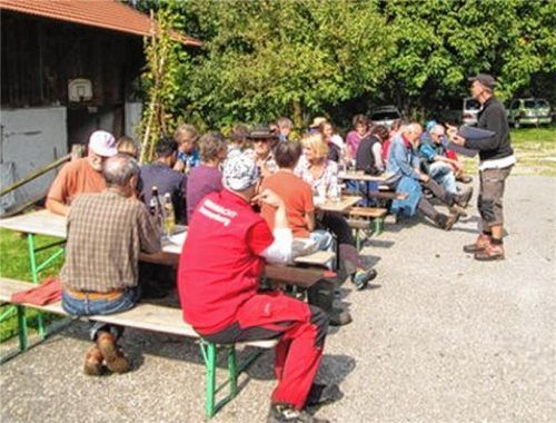 Nach getaner Arbeit wurde das 30-jährige Bestehen der Ortsgruppe Nußdorf-Neubeuern des Bunds gefeiert.Foto stv