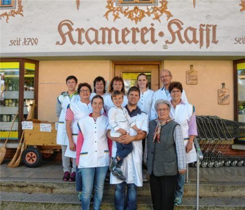 Nah dran am Kunden: Michaela und Martin Kaffl junior mit Sohn Moritz, Elisabeth Ludmilla Kaffl (erste Reihe), Angela und Martin Kaffl senior (rechts) und das freundliche Mitarbeiter-Team.