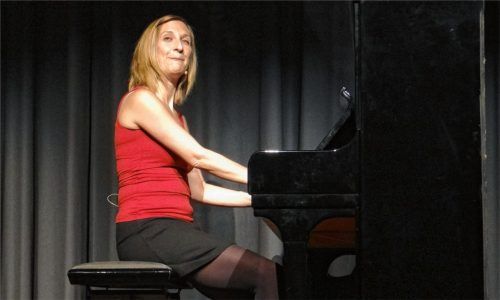 Nette Optik, makabere Liedtexte: Ein Kontrast, mit dem Sarah Hakenberg im Haus der Kultur in Waldkraiburg meisterlich zu spielen wusste.Foto vk