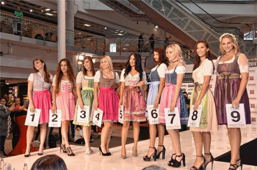 Neun junge Frauen posierten im dritten Durchlauf im Designer-Dirndl vor der Jury. Zwei kamen aus der Region: Mit der Startnummer eins Serena Hofmann (18) aus Rosenheim, mit der drei Ramona Lidl (27) aus Feldkirchen-Westerham.