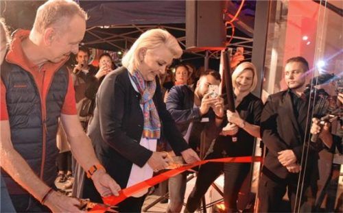 Oberbürgermeisterin Gabriele Bauer und Filialleiter Michael Hahn durchschneiden das rote Band (von rechts). Foto Schlecker