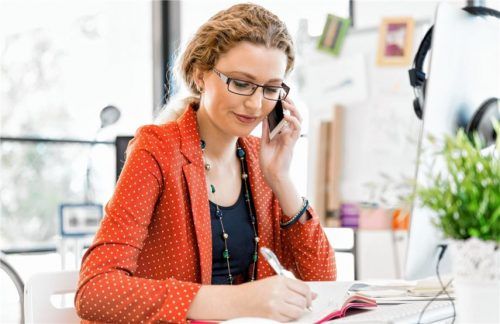 Oft hilft das Aufschreiben der guten Vorsätze dabei, Fortschritte zu erkennen beziehungsweise sich Misserfolge auch einmal einzugestehen. Foto djd/Weekview/Sergey Nivens - stock.adobe.com
