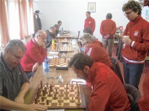 Pang/Rosenheim (links an den Brettern) verlor unglücklich gegen Bayern München II.Foto Wachinger