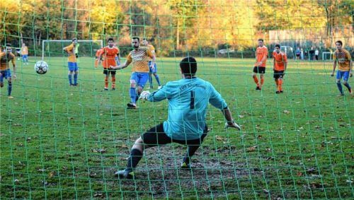 Peterskirchens Hans Irl verwandelt den umstrittenen Handelfmeter zum 2:2-Ausgleich.