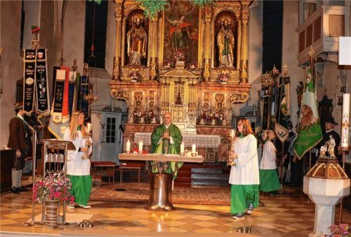 Pfarrer Herrmann Overmeyer zelebriert den Festgottesdienst zum 125-jährigen Bestehen der Thomasschützen Frasdorf. Fotos Rehberg