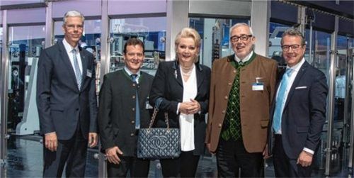 Politikprominenz am Messestand: (von links) Christoph Klenk, Vorstandsvorsitzender der Krones AG, Dr. Helmut Schwarz und Aufsichtsratsvorsitzender Volker Kronseder (rechts) mit Gabriele Bauer und Klaus Stöttner. Foto re