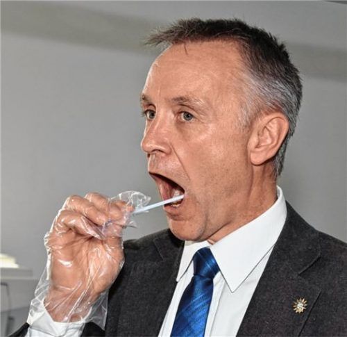 Polizei-Pressesprecher Jürgen Thalmeier führt vor, wie eine Speichelprobe funktioniert. Foto schlecker